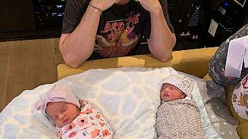 Певецът Ланс Бас стана татко на близнаци