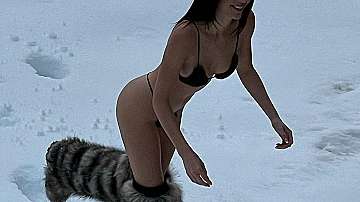 Кендъл Дженър позира по бикини и кожени ботуши в снега