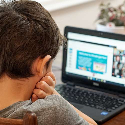 Ограничаването на екранното време на децата подобрява психичното им здраве