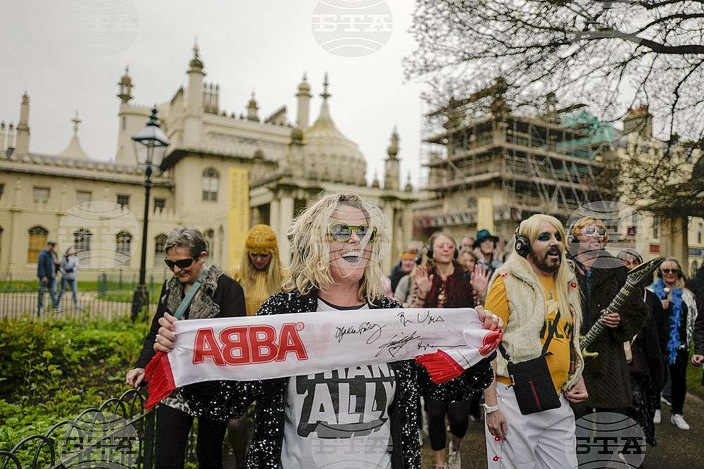 Жена с фенско шалче на АББА по време на диско събитие в Брайтън, Англия, 6 април 2024 г. Снимка: АП/Alberto Pezzali