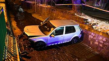 Лек автомобил падна в Боянската река (снимки)
