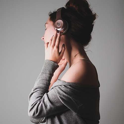 Слушалките и силната музика застрашават слуха на над един милиард младежи