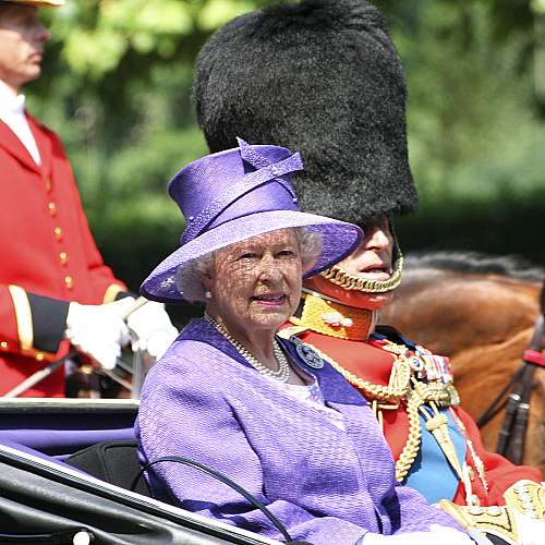 Кралица Елизабет Втора може да съди принц Хари