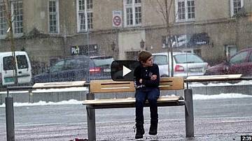 Какво бихте направили ако видите замръзващо дете на спирката?