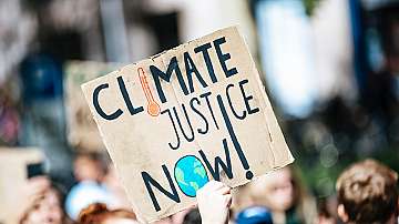 Младите хора по света  са силно разтревожени от климатичните промени