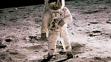 Илон Мъск: Моят кораб може да кацне с астронавти на Луната до 2024