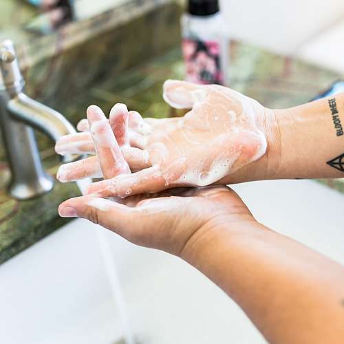 Неправилното миене на ръцете може да доведе до алергии към бижута