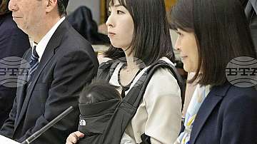 Член на правителствена комисия в японския парламент с бебе в парламента