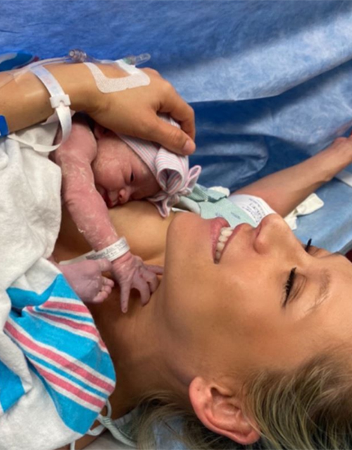 Енрике Иглесиас и Анна Курникова показаха новородената си дъщеря 