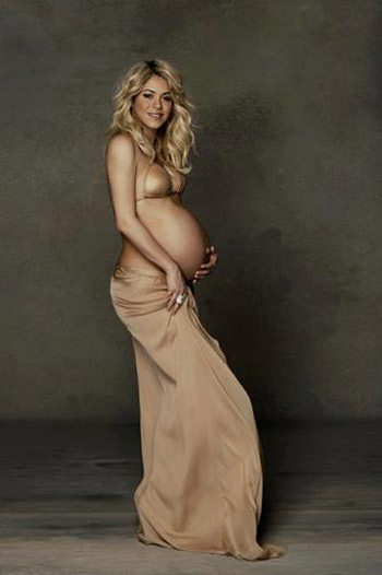 свежо Шакира позира гола и бременна благотворително 2013
