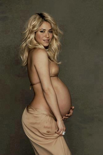 свежо Шакира позира гола и бременна благотворително 2013