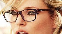 Кейт Мос рекламира новите слънчеви очила на Vogue