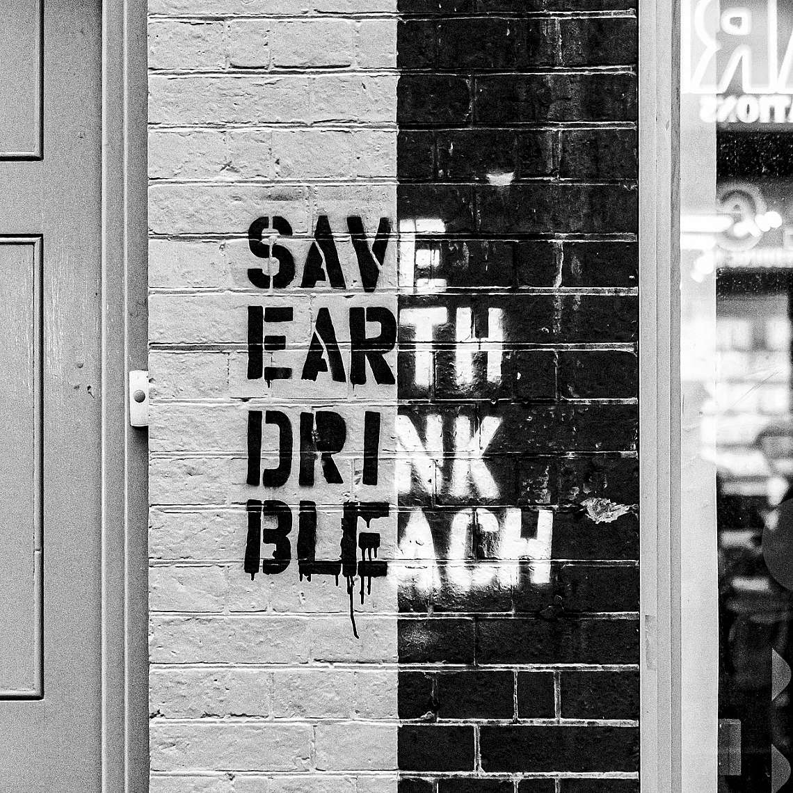 Саркастичен графит &quot;Спаси земята, пий белина&quot;