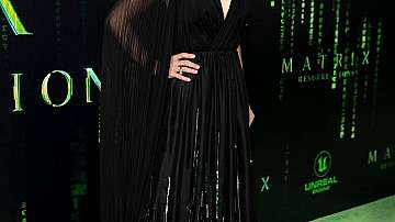 Кари-Ан Мос в рокля стил &quot;Матрицата&quot;