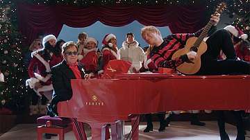 Песента &quot;Merry Christmas&quot; на Ед Шийрън и Елтън Джон оглави британската класаци