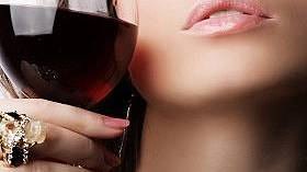 Чаша червено вино за крепко здраве през зимата