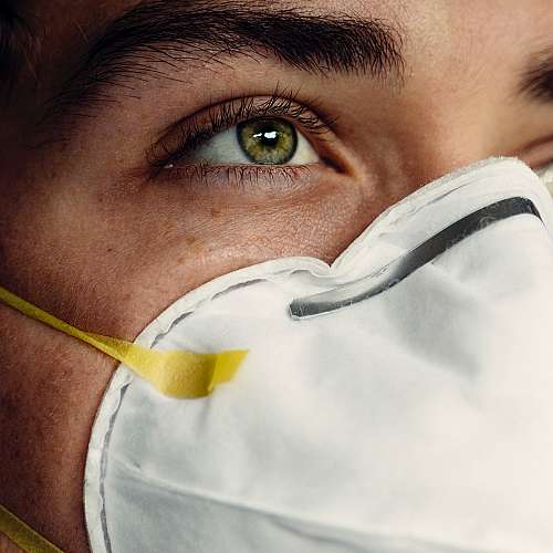 Японски учени създадоха защитна маска, която свети при наличие на коронавирус