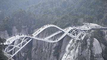 Невероятен 100-метров &quot;огъващ се&quot; стъклен мост в Китай (видео)