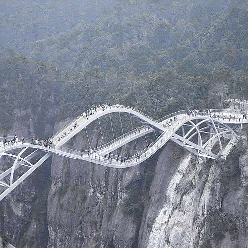 Невероятен 100-метров &quot;огъващ се&quot; стъклен мост в Китай (видео)