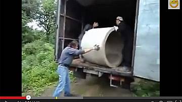 Най-тъпата идея! Ето как се разтоварва бетонна тръба от камион.