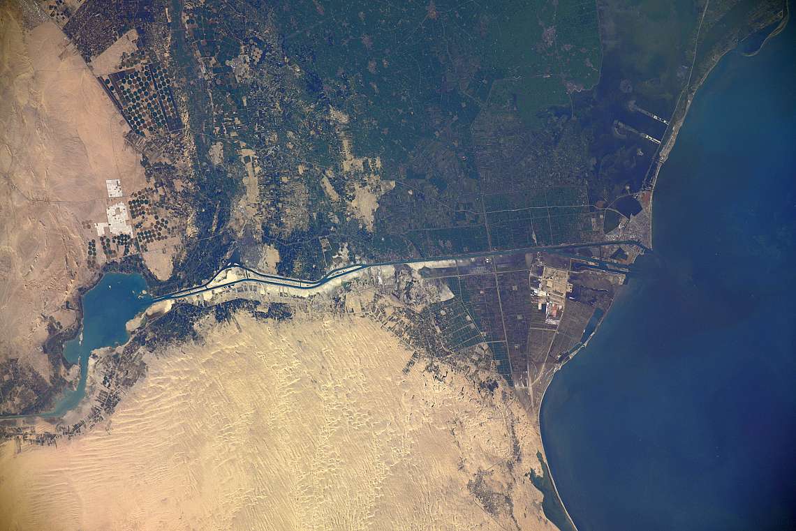 Суецкият канал е свободен от бариери канал за корабоплаване в Египет, който свързва Средиземно и Червено море. Февруари 2021