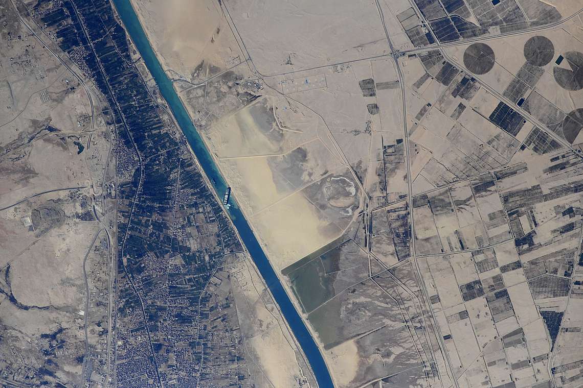 Заседналият кораб Ever Given в Суецкия канал, март 2021 г.