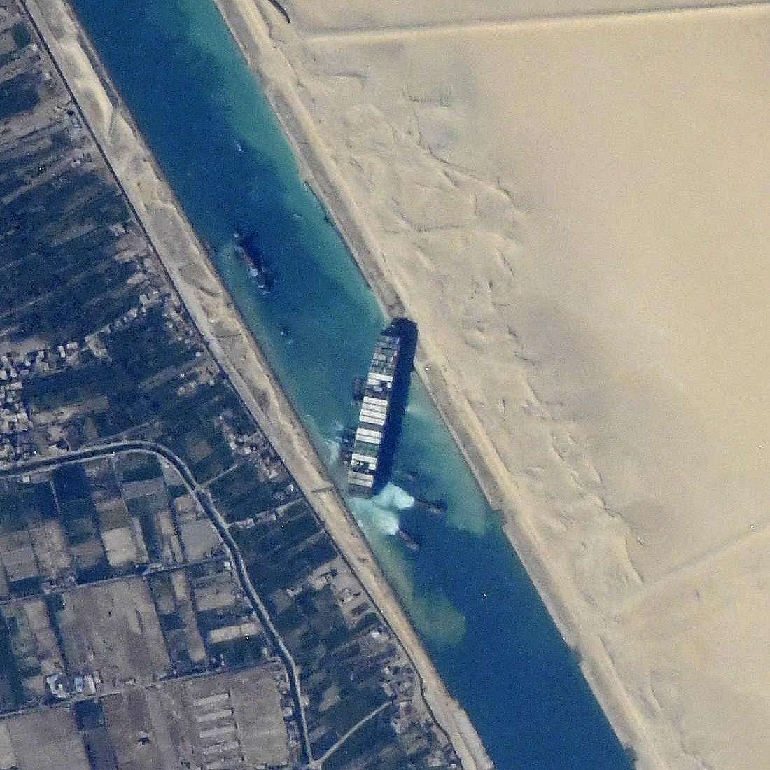 Заседналият кораб Ever Given в Суецкия канал, март 2021 г.