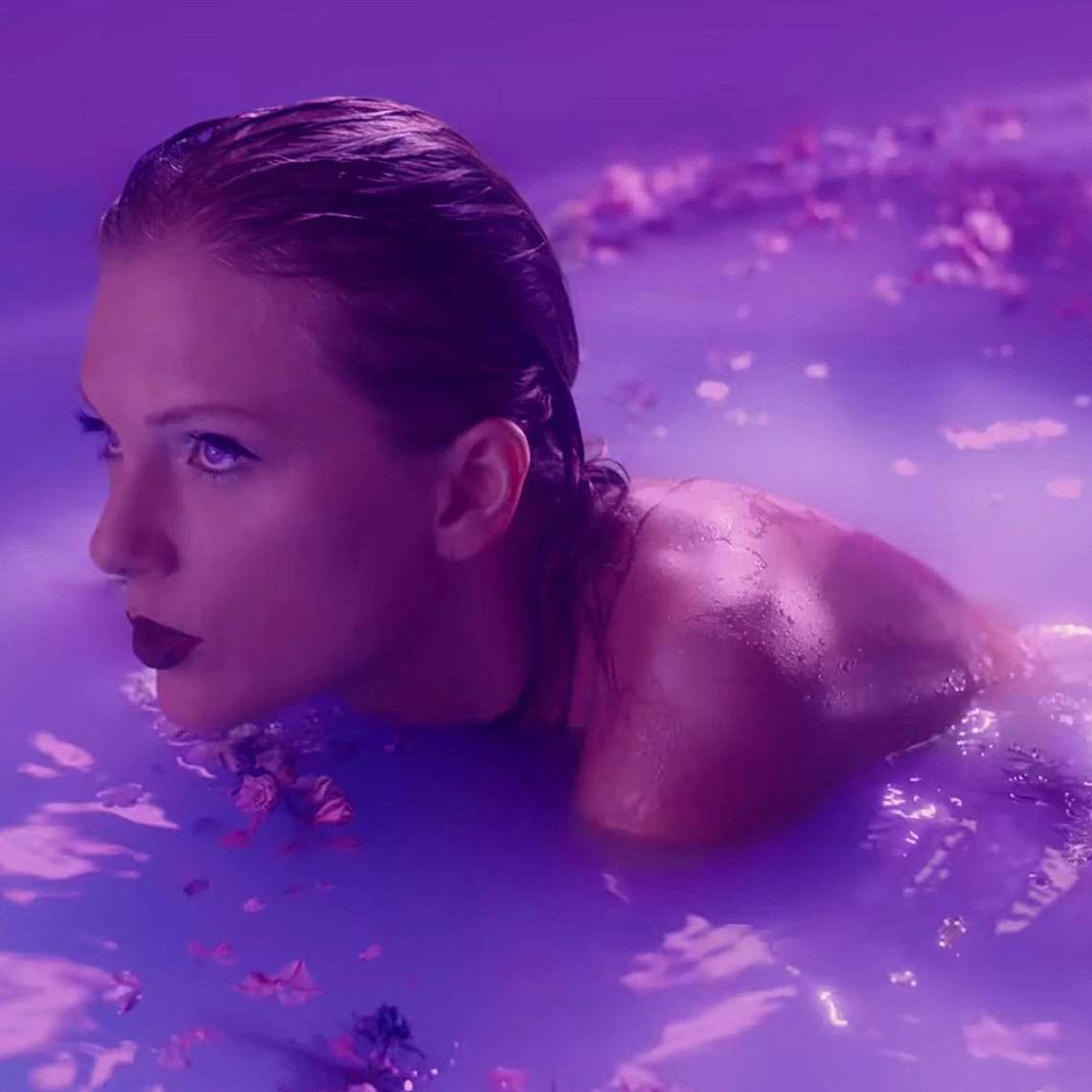 Тейлър Суифт в музикалния видеоклип към песента &quot;Lavender Haze&quot;