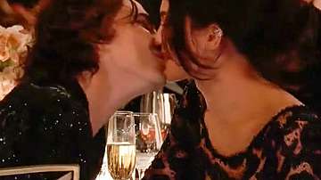 Тимъти Шаламе и Кайли Дженър се целуват на Златните глобуси