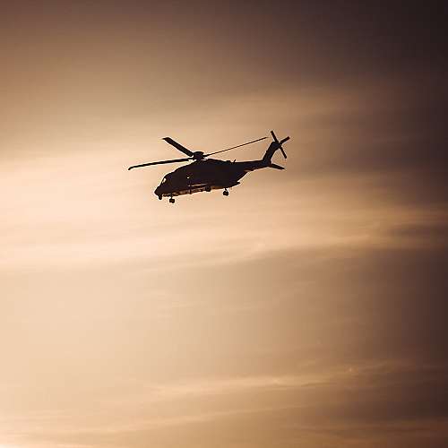Тиктокър инсценира смъртта си и се появи на погребението си с хеликоптер