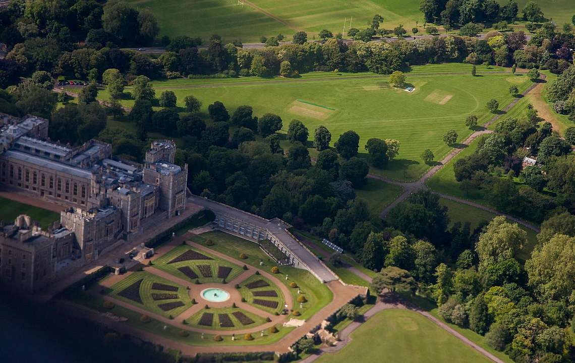 Замъкът Уиндзор е кралска резиденция в Уиндзор в английския графство Бъркшир. Тя е тясно свързана с английското и наследяващото британско кралско семе...
