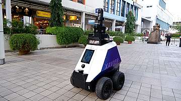 Робот следи за спазването на обществения ред в Сингапур