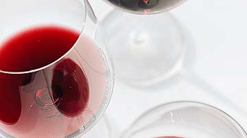 Три чаши червено вино седмично могат да намалят кръвното налягане 
