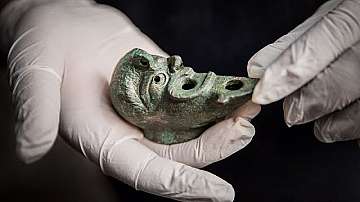 Археолози откриха  загадъчна лампа с формата на половин лице